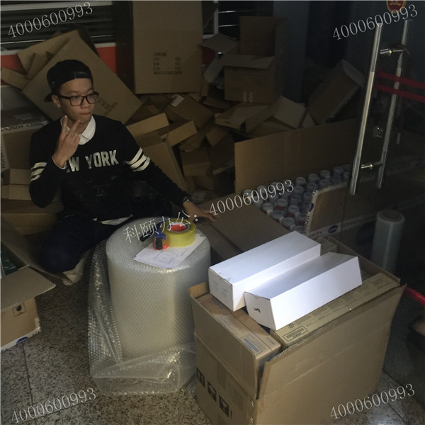 4月11科頤辦公打包現場，隔壁小帥幫忙打包中還不忘來臭美一下