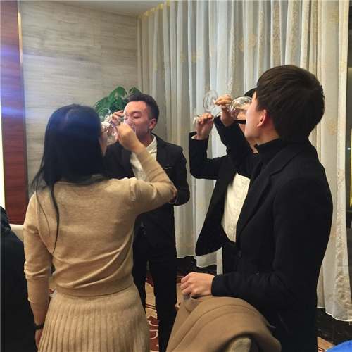 科頤2017年年會(huì)團(tuán)圓飯，把酒飲歡